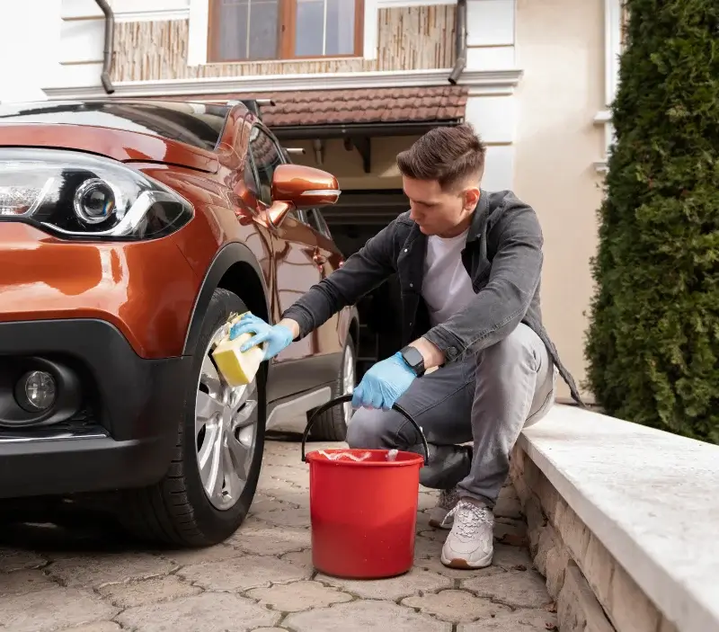 Lavage auto à domicile Dunières : professionnel intervenant sur un véhicule